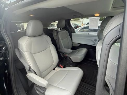 Used 2026 Toyota Sienna XLE FWD image 37