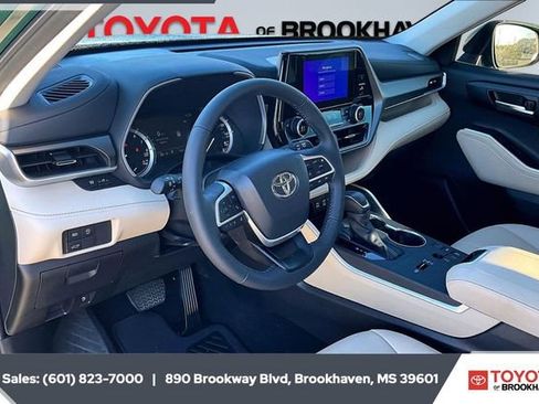 Used 2024 Toyota Highlander XLE image 12