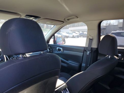 Used 2023 Kia Sorento LX image 11