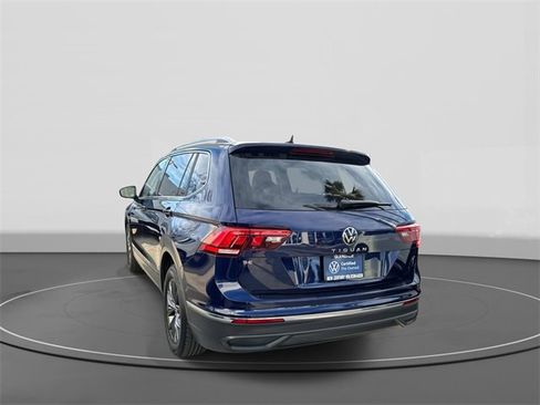 Certified 2022 Volkswagen Tiguan SE image 3