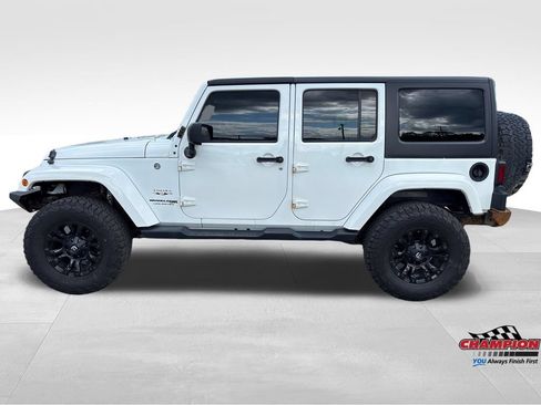 Used 2018 Jeep Wrangler Unlimited Sahara w/ Connectivity Group AWD/4WD image 2