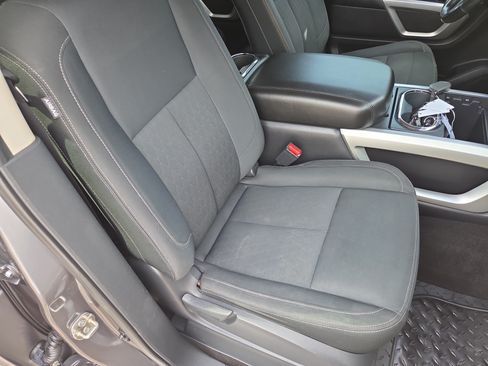 Used 2018 Nissan Titan SV w/ SV Convenience Package AWD/4WD image 17