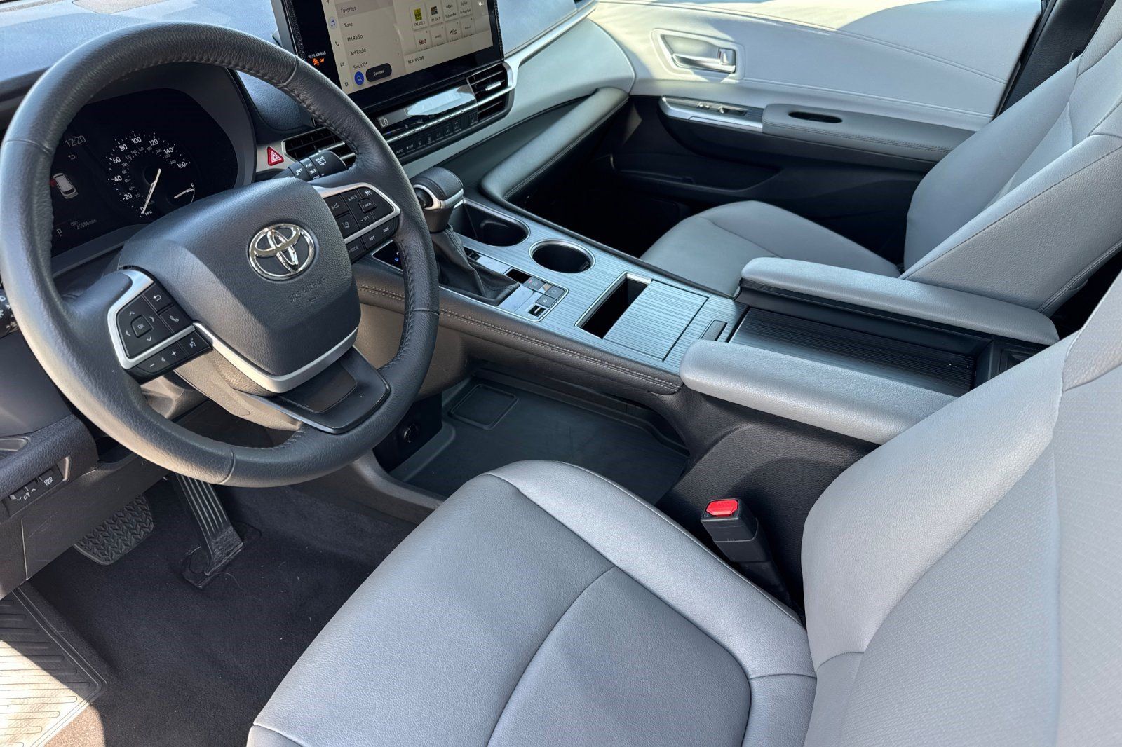 Used 2026 Toyota Sienna XLE FWD image 4