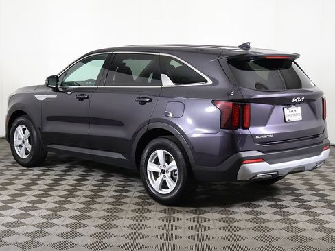 Used 2025 Kia Sorento LX image 8