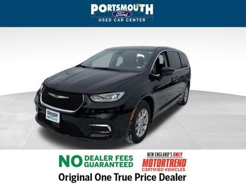 Used 2024 Chrysler Pacifica Touring-L image 16