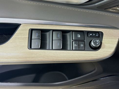 Certified 2021 Toyota Venza XLE w/ Softex Package AWD/4WD image 18