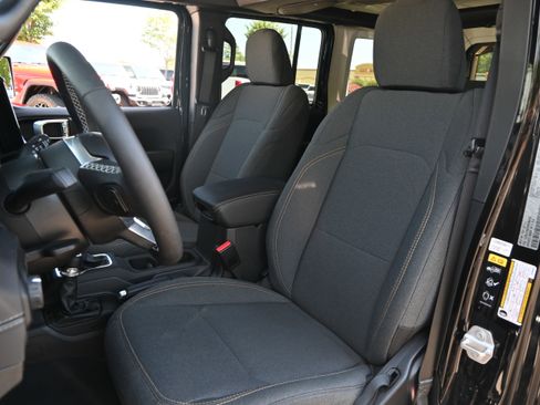 Used 2025 Jeep Wrangler Unlimited Sahara w/ Safety Group AWD/4WD image 16