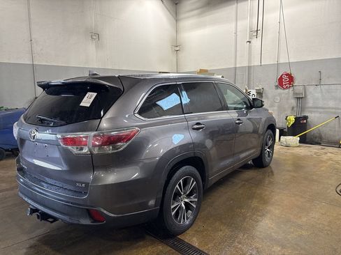 Used 2015 Toyota Highlander XLE image 2