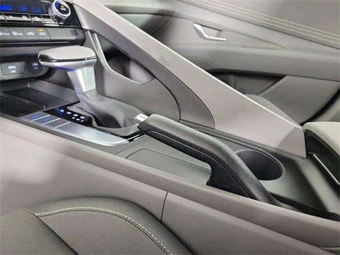 Used 2025 Hyundai Elantra Sport image 27