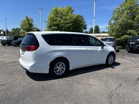 Used 2023 Chrysler Pacifica Touring-L FWD image 3