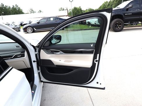 Used 2020 BMW 740i w/ M Sport Package RWD image 43
