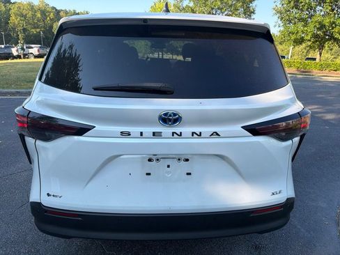 Used 2025 Toyota Sienna XLE FWD image 6