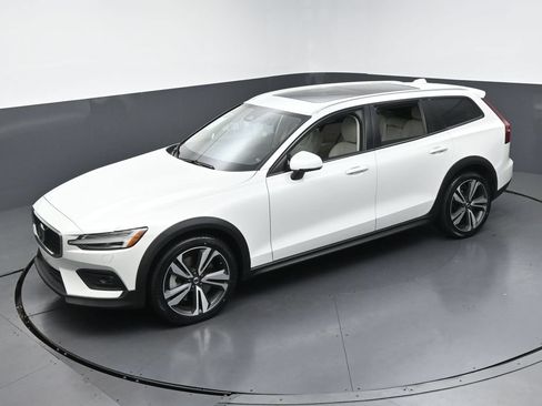 Used 2025 Volvo V60 B5 Cross Country Plus AWD/4WD image 37
