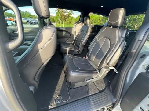Certified 2026 Chrysler Pacifica Select FWD image 33