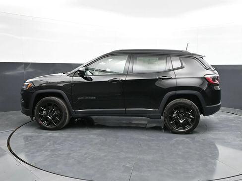 Used 2026 Jeep Compass Latitude AWD/4WD image 24