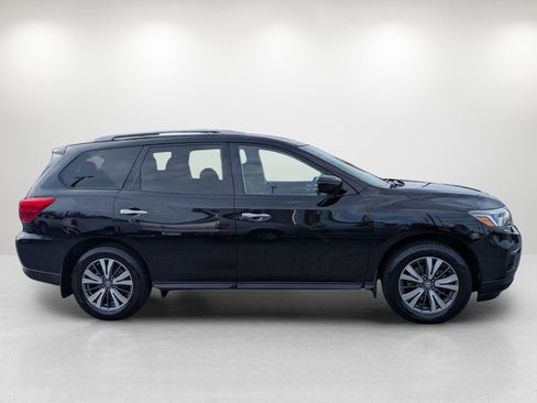 Used 2017 Nissan Pathfinder S image 4