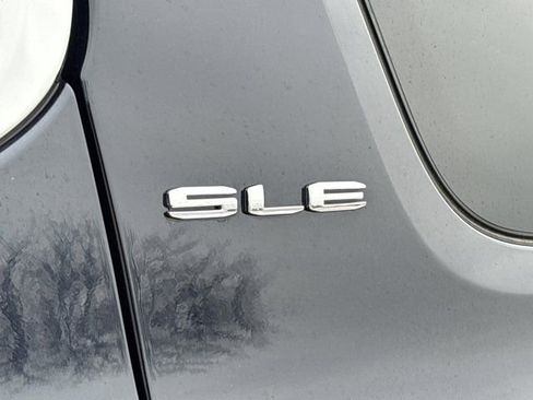 Used 2022 GMC Acadia SLE image 14