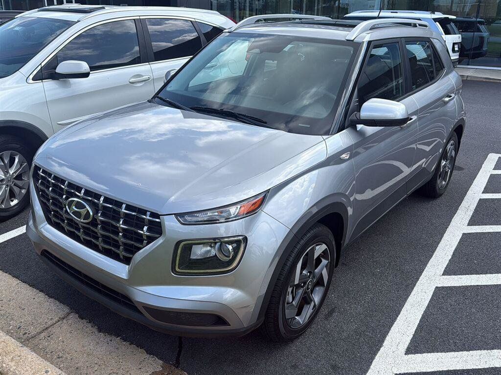 Used 2023 Hyundai Venue SEL w/ Cargo Package FWD image 2