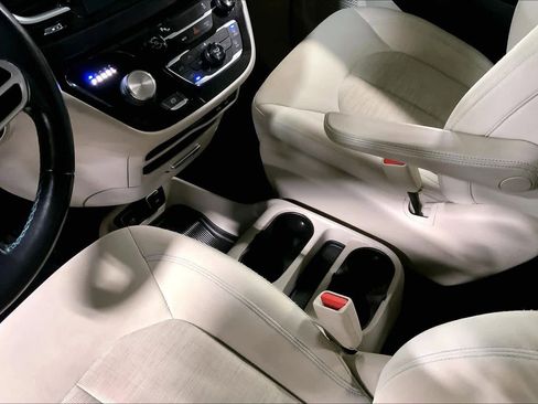 Used 2019 Chrysler Pacifica Touring Plus w/ Cold Weather Group image 16