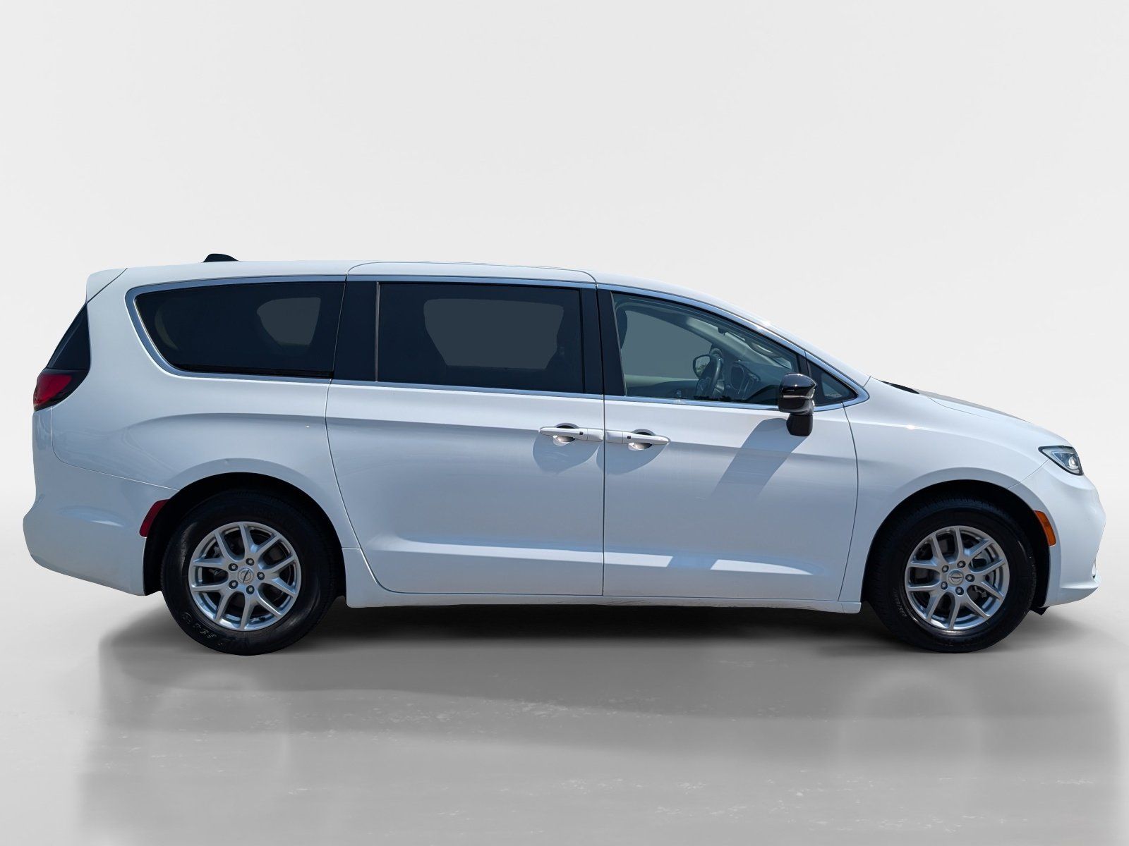 Used 2024 Chrysler Pacifica Touring-L FWD image 3