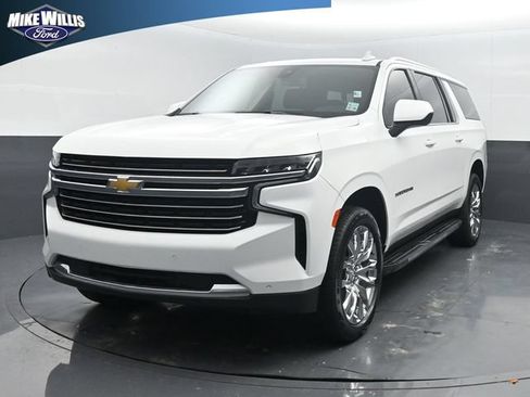 Used 2022 Chevrolet Suburban LT RWD image 3