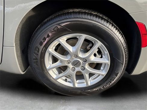 Used 2023 Chrysler Pacifica Touring-L image 10