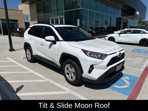 Used 2021 Toyota RAV4 XLE w/ Convenience Package FWD image 5