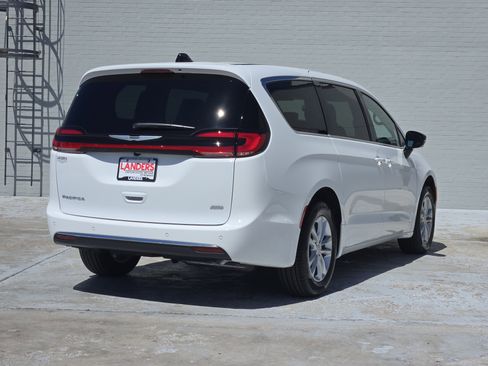 New 2026 Chrysler Pacifica Select image 4