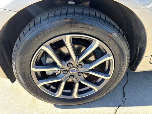 Used 2017 Volvo XC60 T6 Dynamic w/ Preferred Option Package image 11