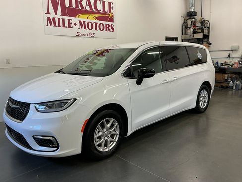 Used 2025 Chrysler Pacifica Select FWD image 3