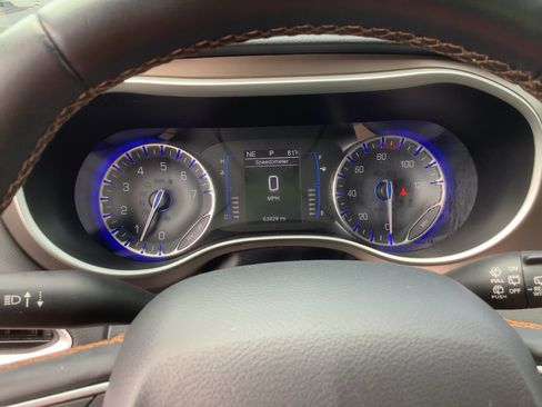 Used 2017 Chrysler Pacifica Touring-L FWD image 13