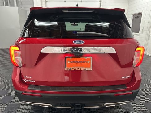 Used 2024 Ford Explorer XLT w/ Equipment Group 202A image 8