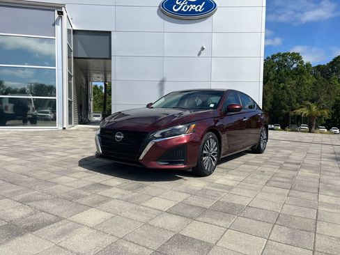 Used 2024 Nissan Altima 2.5 SV w/ SV Premium Package FWD image 2