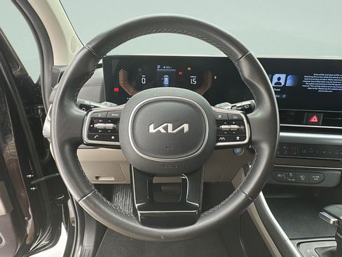 Used 2025 Kia Carnival FWD image 14