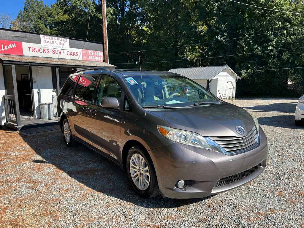 Used 2014 Toyota Sienna XLE FWD image 1