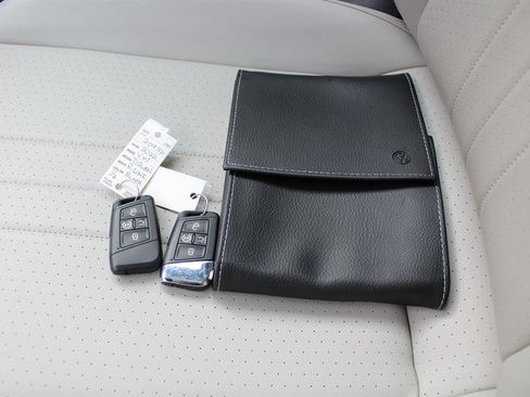 Used 2022 Volkswagen Tiguan SE R-Line image 16