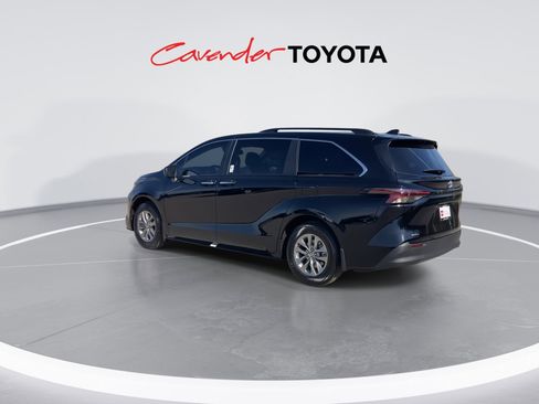Certified 2025 Toyota Sienna XLE image 6