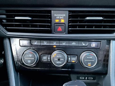 Used 2023 Volkswagen Jetta SE w/ Panoramic Sunroof Package FWD image 33