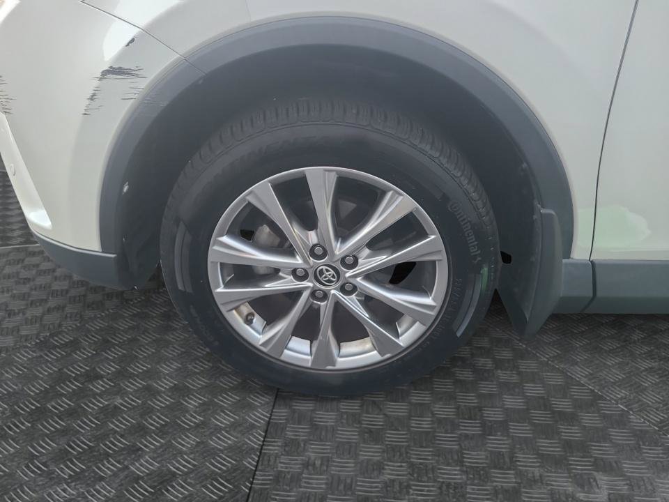 Used 2018 Toyota RAV4 Limited w/ Advanced Technology Package AWD/4WD image 31