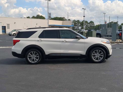 Used 2020 Ford Explorer XLT w/ Equipment Group 202A RWD image 9