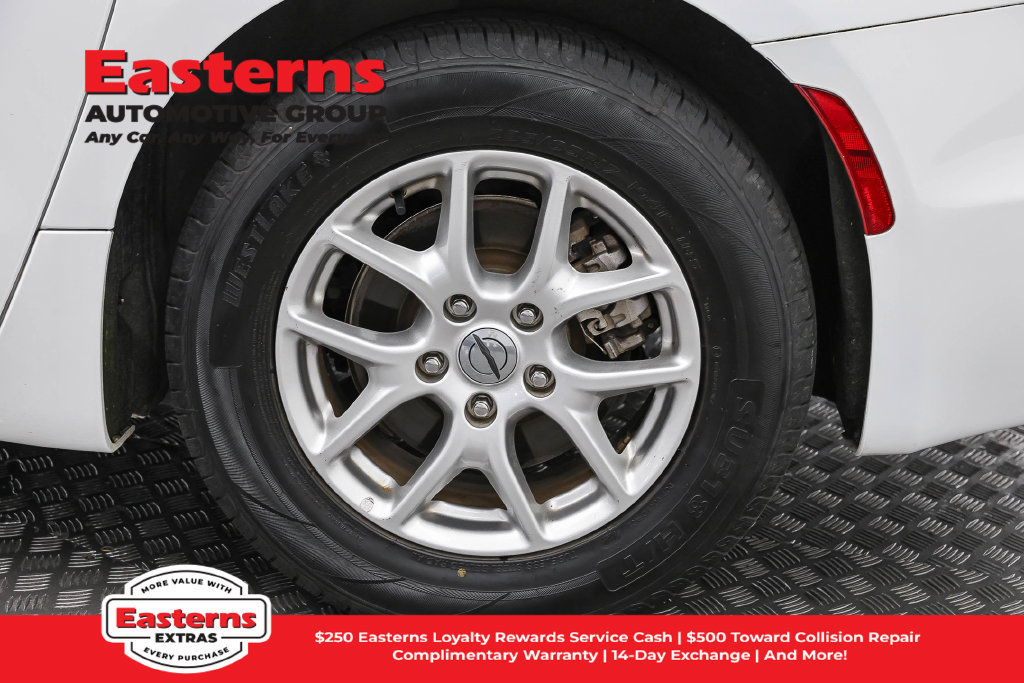 Used 2023 Chrysler Pacifica Touring-L FWD image 36