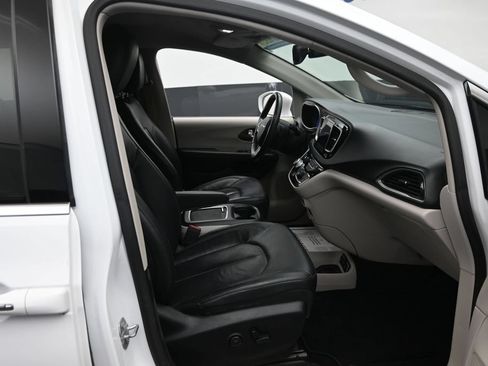 Used 2018 Chrysler Pacifica Touring-L Plus w/ Tire & Wheel Group FWD image 9