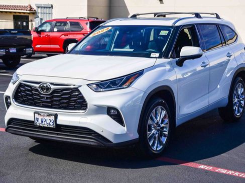 Used 2024 Toyota Highlander Limited image 3