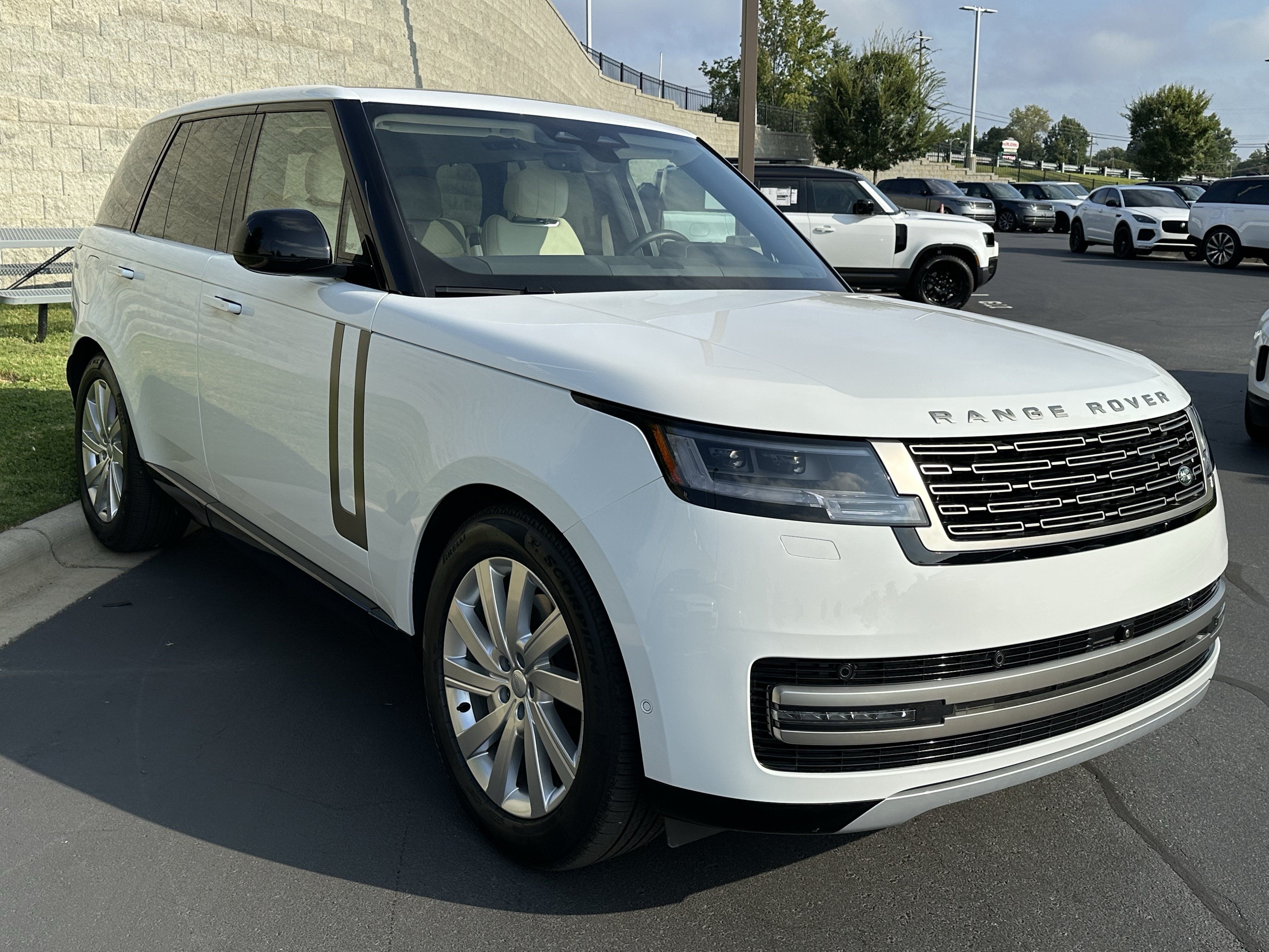 Certified 2025 Land Rover Range Rover SE AWD/4WD image 9