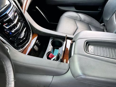 Used 2019 Cadillac Escalade ESV Luxury AWD/4WD image 17