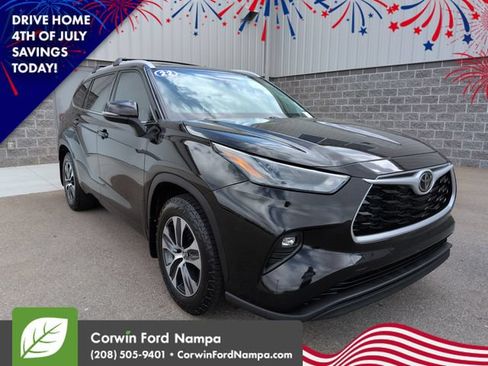 Used 2022 Toyota Highlander XLE AWD/4WD image 1