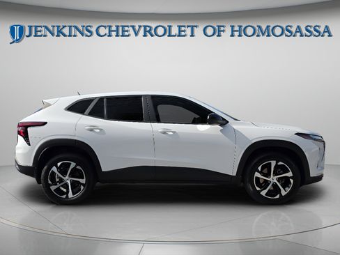 Used 2024 Chevrolet Trax RS w/ Driver Confidence Package FWD image 2