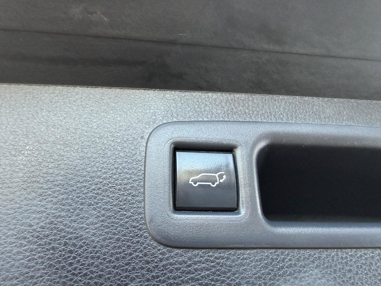 Used 2021 Toyota Highlander XLE AWD/4WD image 17