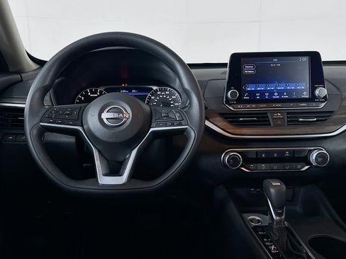 Used 2025 Nissan Altima 2.5 SV FWD image 18