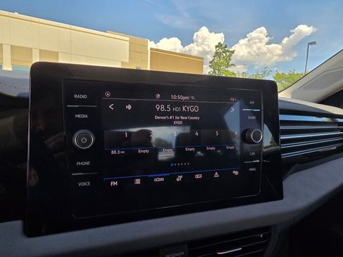 Used 2025 Volkswagen Jetta SE w/ Sunroof Package FWD image 24